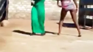 পেটি টয়লেট বাটিতে ব ...