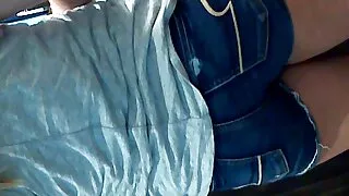 আঁটসাঁট স্বর্ণকেশী অ ...