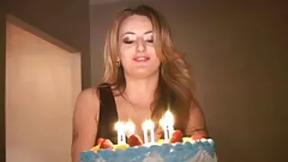 ছোট টিটি সহ স্লিম টি ...